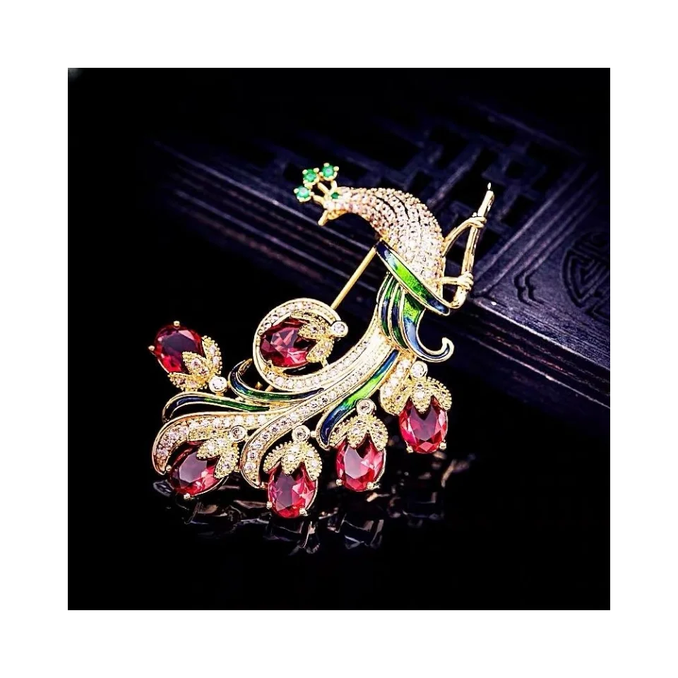 Luxury and fashionable peacock pin